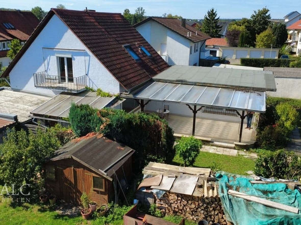 Terrasse Seite mit Gartenhaus