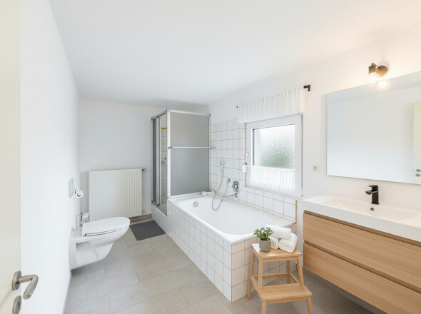 EG Badezimmer KI GENERIERT