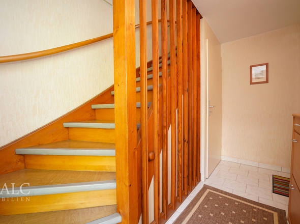 Breit und freundlich