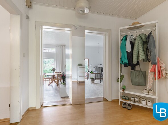 ... mit Platz für eine Garderobe und Sitzmöglichkeit 