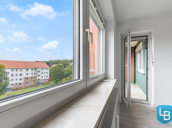 ... mit Zugang zum Balkon