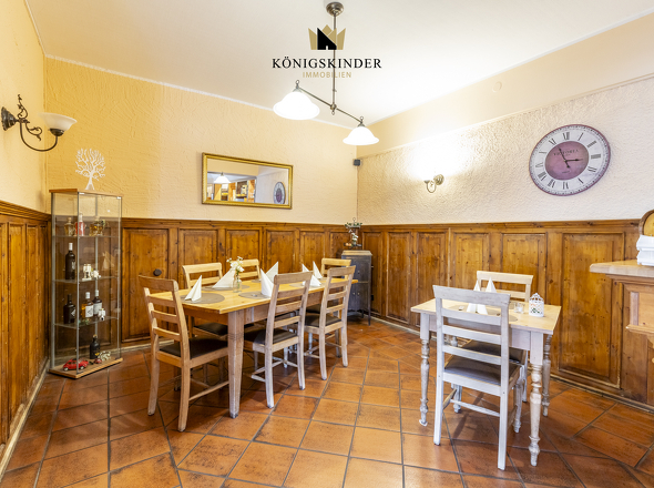 Sitzbereich mit Holztischen