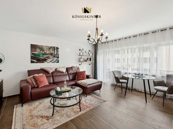 Wohnzimmer mit Balkon