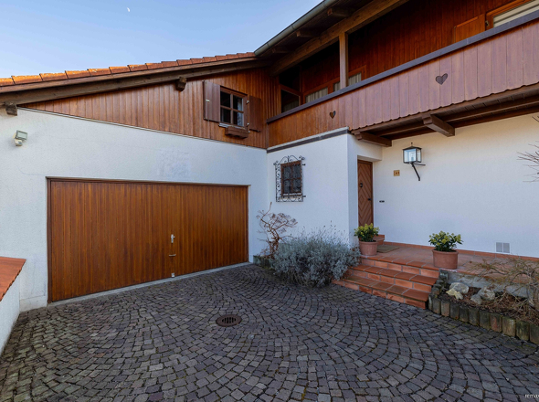 Vorhof mit Hauseingang und Garage