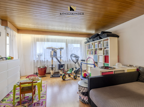 Wohnzimmer mit Zugang zum Balkon