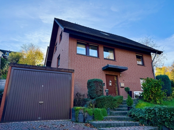 Hausansicht mit Garage