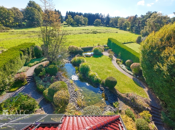 Blick auf Felder und Wiesen 