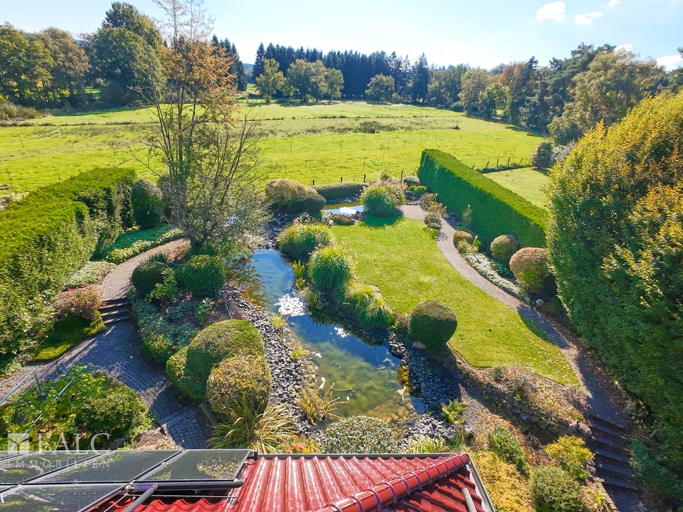 Blick auf Felder und Wiesen 