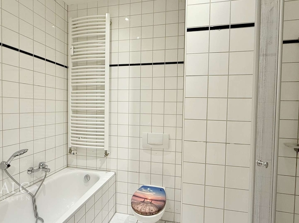 Bad mit Wanne und Dusche 