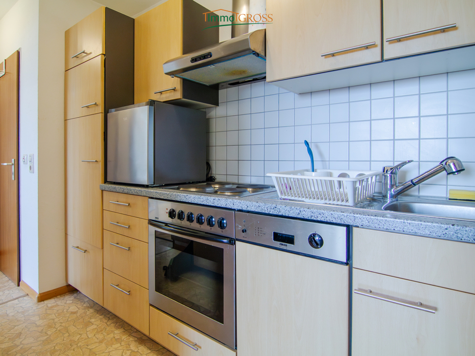 Küche mit Zugang zum Badezimmer