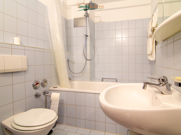 Badezimmer mit Duschwanne