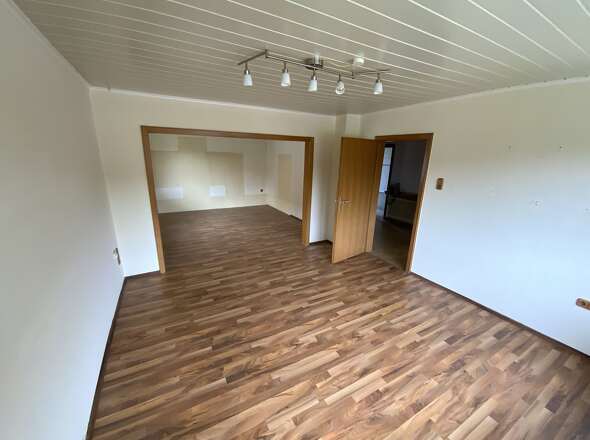 Wohnzimmer mit Blick zum Esszimmer