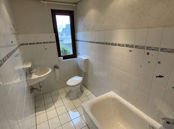 Tageslichtbad mit Wanne EG