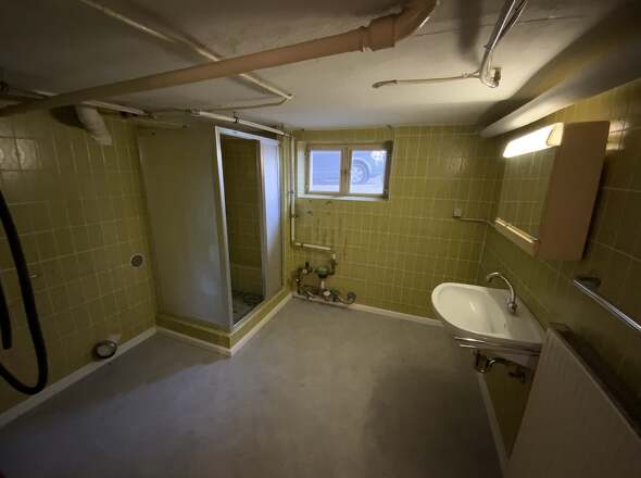 Waschküche mit Dusche