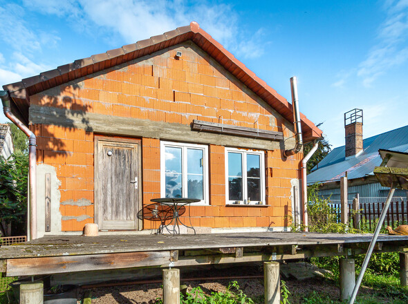 Massives Nebengebäude mit Terrasse