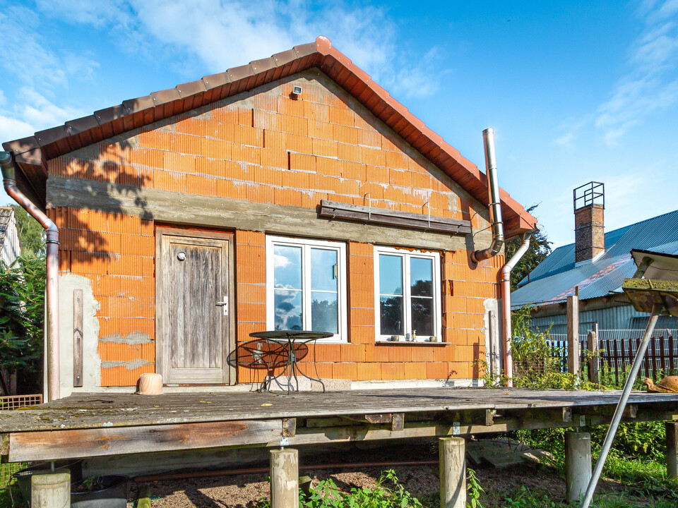 Massives Nebengebäude mit Terrasse
