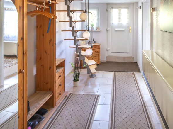 EG Eingangsflur mit Treppe zum Dachgeschoss