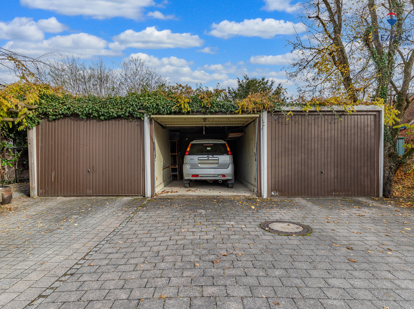 Garage mit Stellplatz