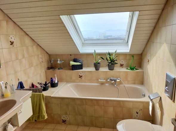 Bad mit Dusche und Badewanne