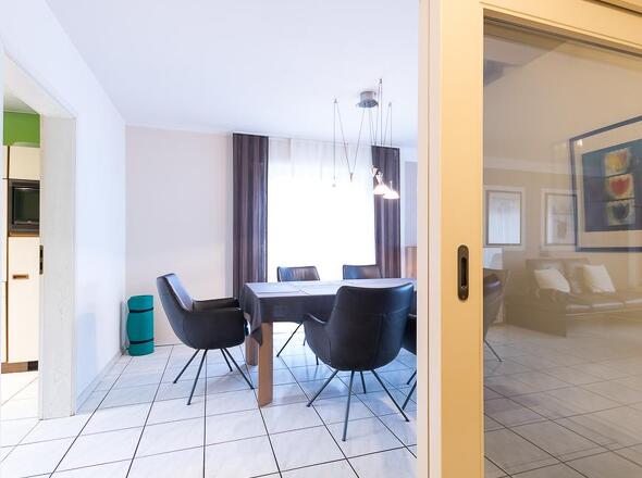 EG: Diele m. Blick R. Essen