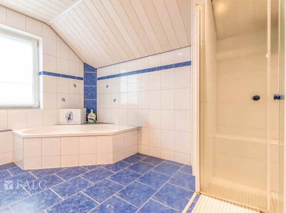 Badezimmer Dusche u. Badewanne