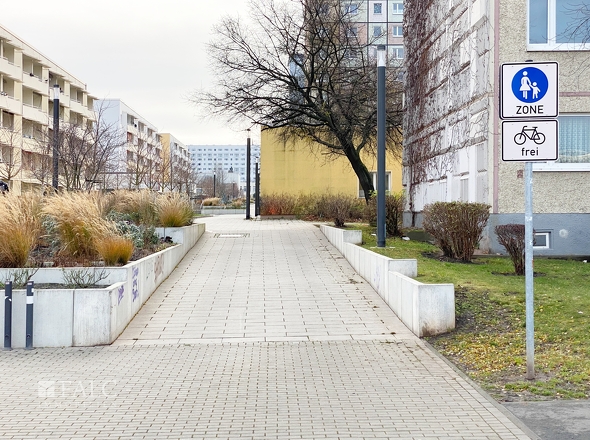 Einfahrt zur Geschäftsstraße