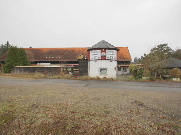 Blick vom Parkplatz auf den ehemals gastronomischen Betrieb