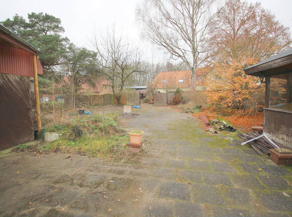 Zur Verfügung stehende gew. nutzbare Freifläche, tlw. gepflastert