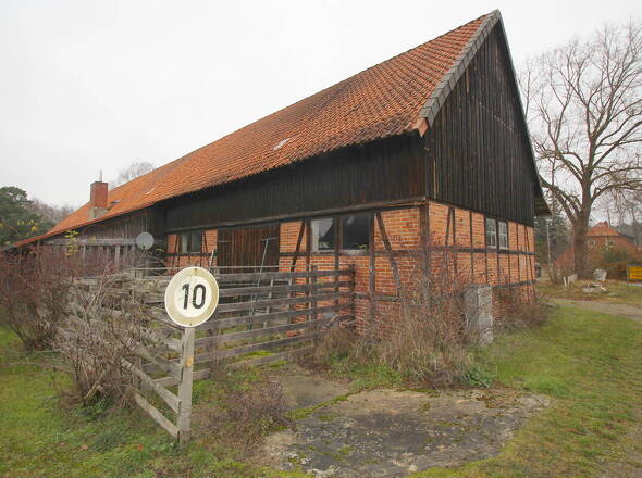 Hinteransicht Hauptgebäude mit insg. 2842 m² Grundstück