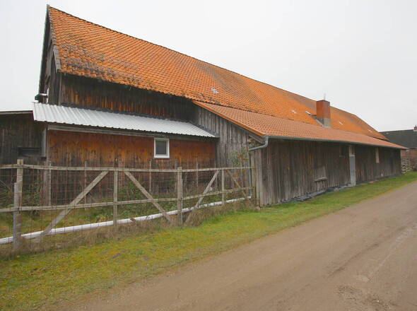 Eingefriedetes Hauptgebäude mit weiteren Anbauten