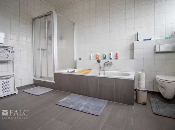 Modernes Badezimmer