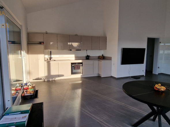 Blick in den hellen Raum