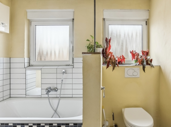 Tageslichtbad mit Badewanne