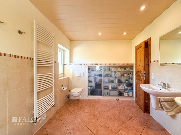 Badezimmer mit Einbauschrank