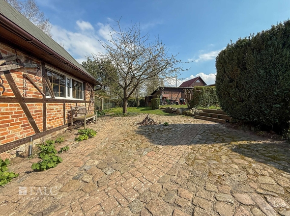 Feuerstelle neben Stall