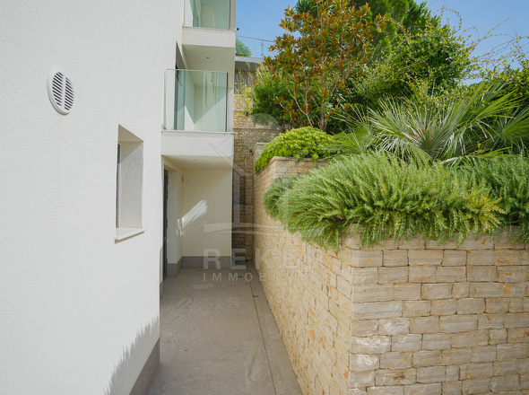 Direkt an der Terrasse: WC, Heiz-/Abstellraum & Weinkeller