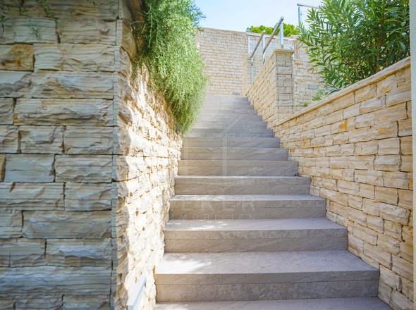 Zugang zum 2. OG über Innentreppe oder Außeneingang