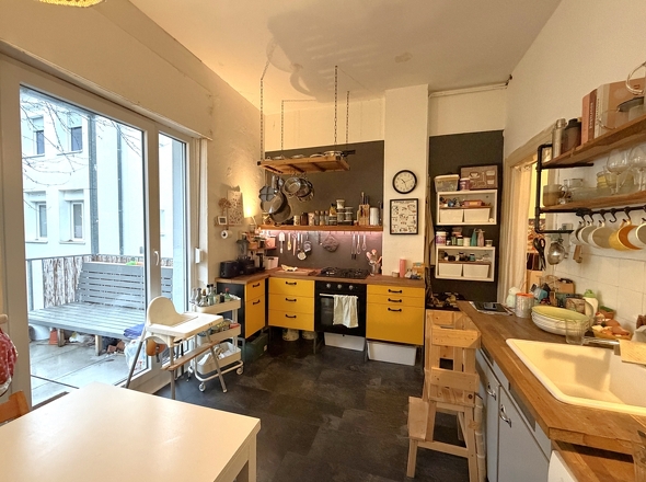 Geräumige Küche mit Zugang zum Balkon