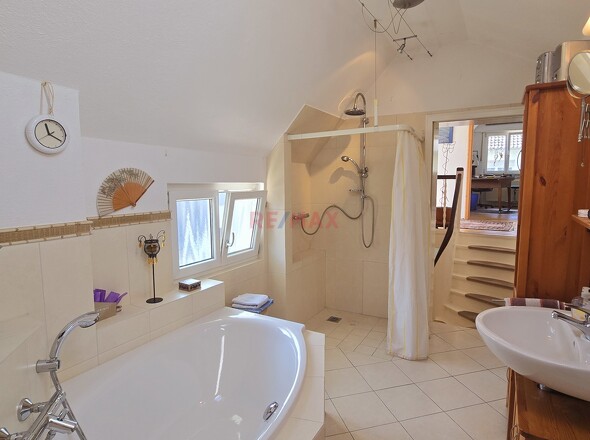 Bad mit Wanne u. Dusche