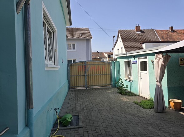 PKW-Stellplatz im Hof