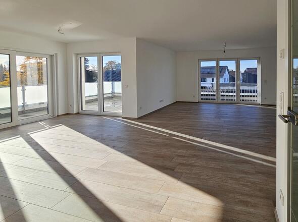 großzügiges Wohn-/Esszimmer mit offener Küche