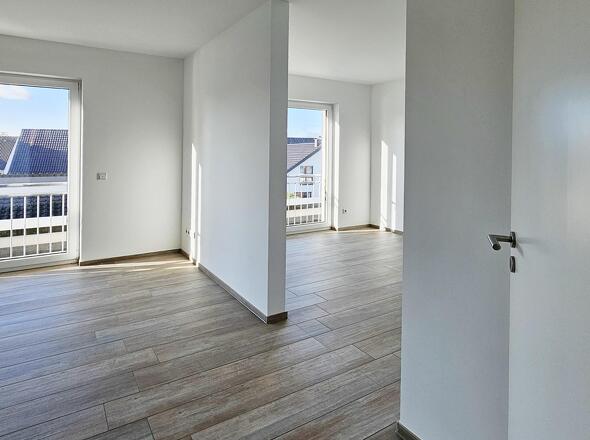 Schlafzimmer mit Durchbruch zum Ankleidezimmer