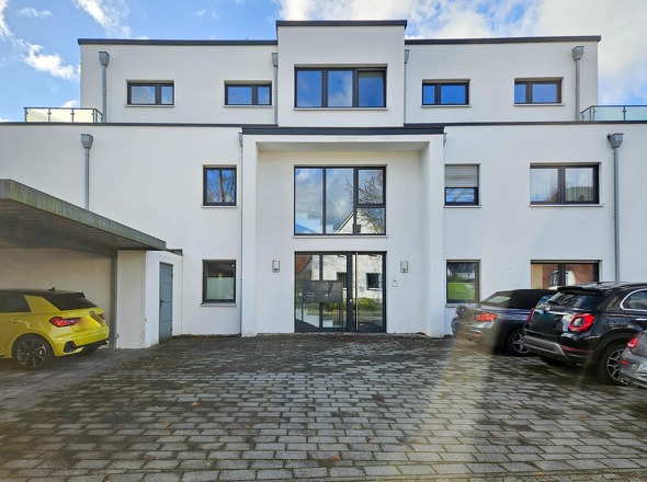 Hauseingang mit Stellplätzen