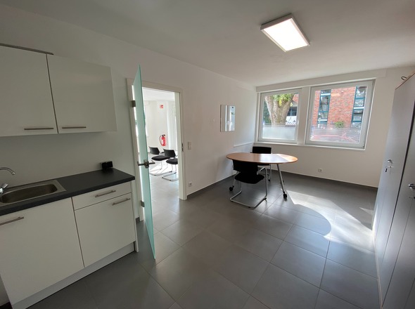 Kleines Büro mit Teeküche