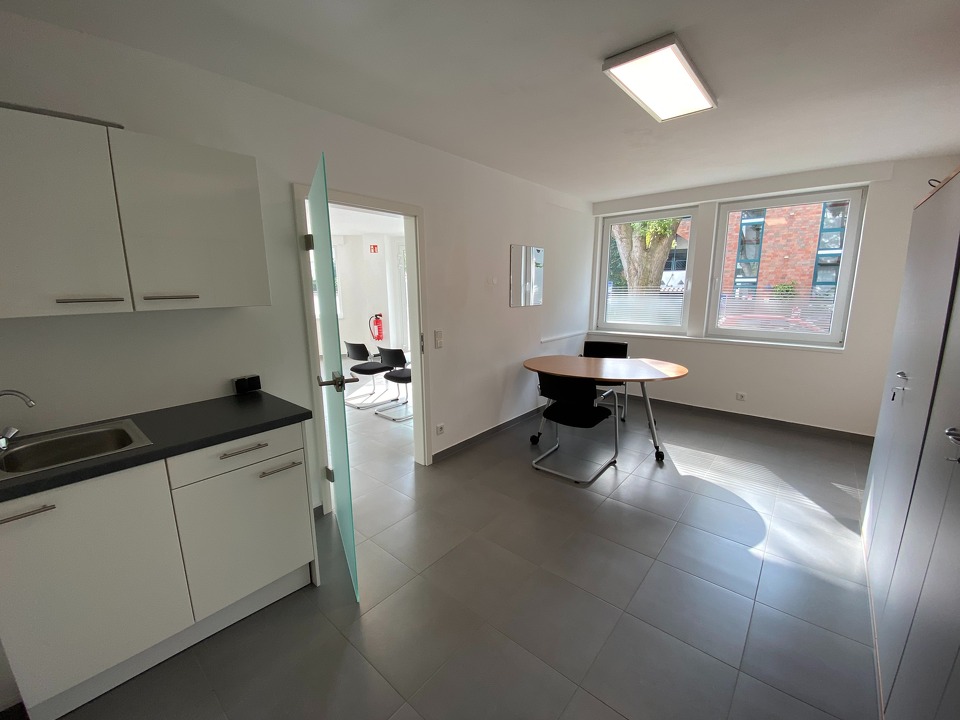 Kleines Büro mit Teeküche