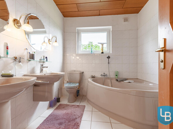 Helles Badezimmer mit großer Eckbadewanne
