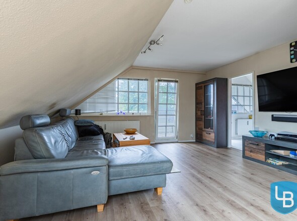 Wohnbereich im DG mit Zugang zur Loggia