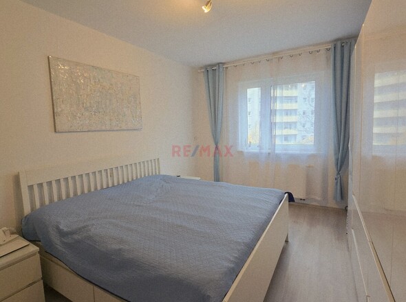 geräumiges Schlafzimmer