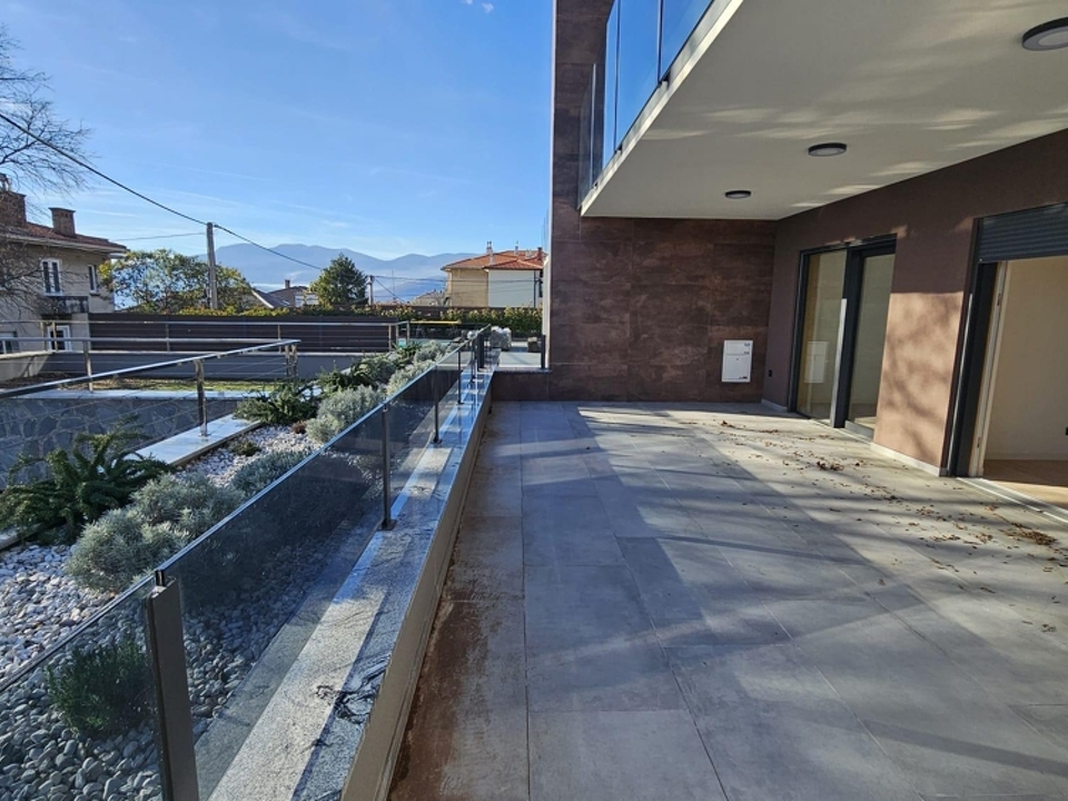 kantrida-luksuzan-stan-s-privatnom-okucnicom_19