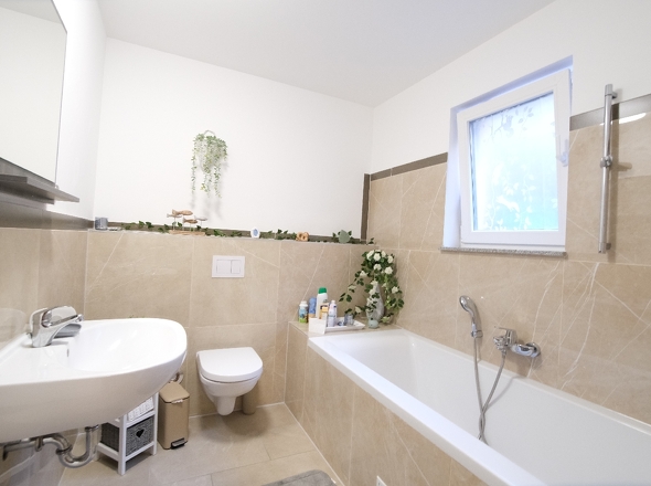 Bad mit Wanne und Dusche UG 